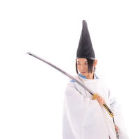 毛抜形太刀を抜刀し臨戦態勢の狩衣姿の男性の写真
