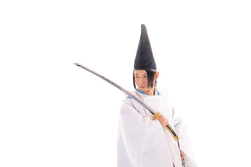 毛抜形太刀を抜刀し臨戦態勢の狩衣姿の男性