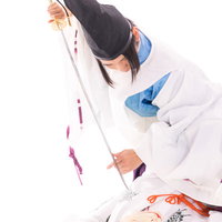 白い狩衣の剣士が悪霊にとどめを刺す瞬間、抜刀して成敗する場面の写真
