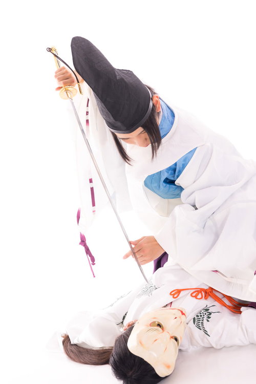 白い狩衣の剣士が悪霊にとどめを刺す瞬間、抜刀して成敗する場面