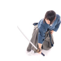 座った状態から日本刀を抜く居合の動作と刀身の写真
