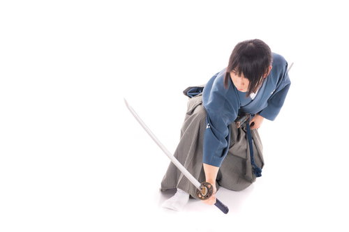 座った状態から日本刀を抜く居合の動作と刀身