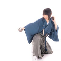 刀の鞘も武器として使う侍の居合・抜刀術と日本刀の武道の写真