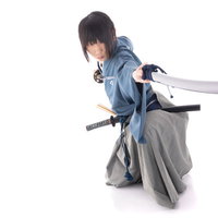 刀の鞘を使った攻撃動作の居合で抜刀する剣士の写真