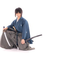 勝負を終え静かに納刀の所作をする侍の刀と武士の姿の写真