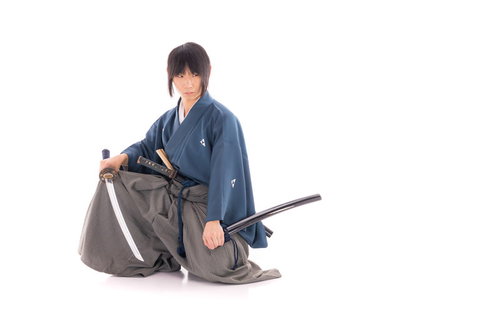 勝負を終え静かに納刀の所作をする侍の刀と武士の姿