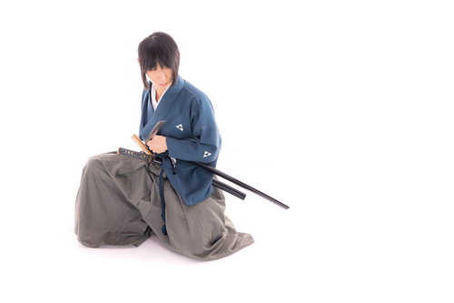 座位での納刀をする侍男性
