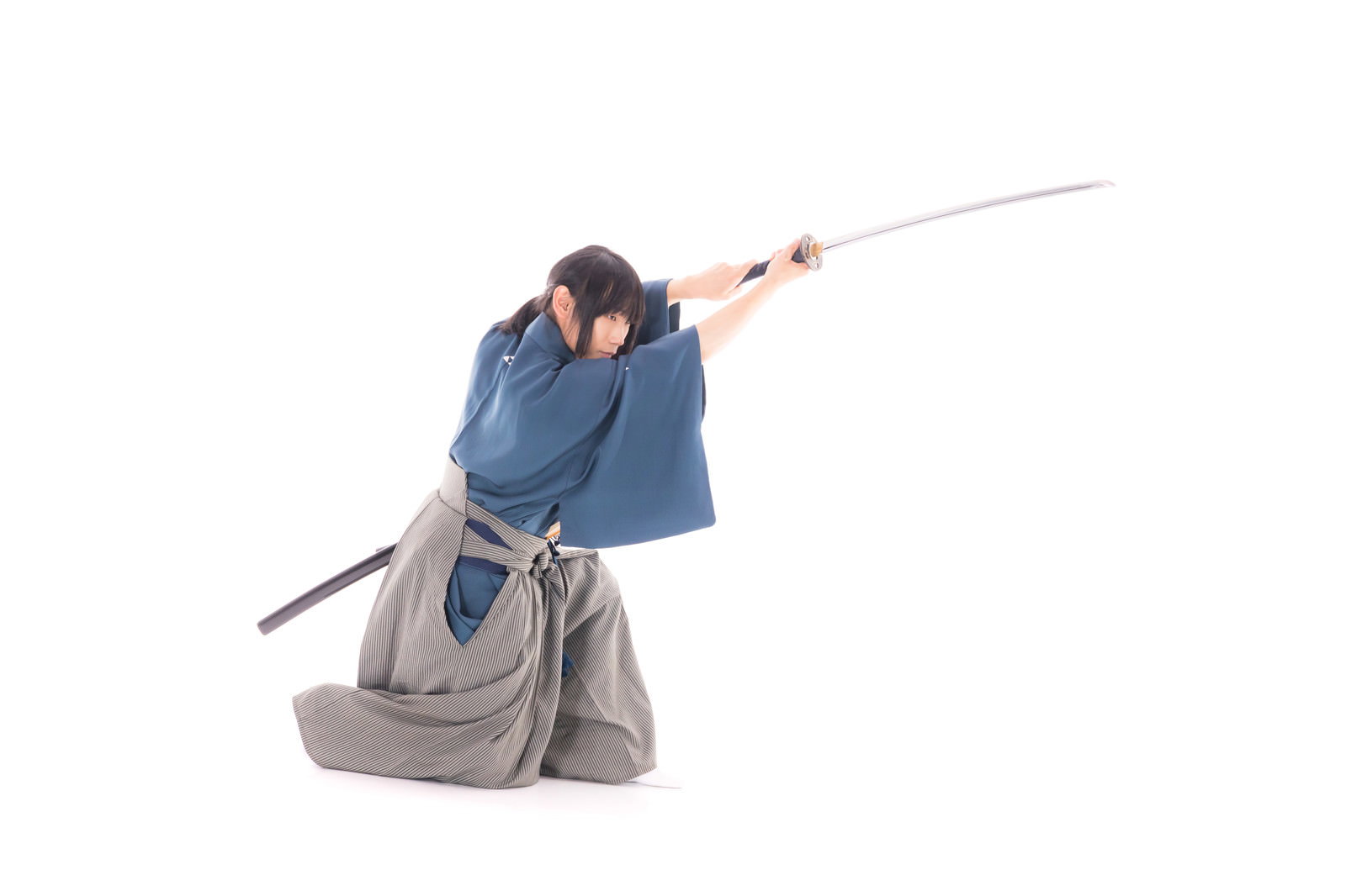 袴を着た侍が両手で太刀を構えている様子［モデル：まーこ］