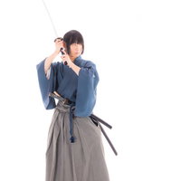 今から物を投げますんで、刀で斬ってもらえますかの撮影中、刀を構える武士の写真