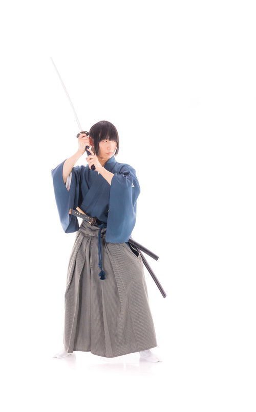 今から物を投げますんで、刀で斬ってもらえますかの撮影中、刀を構える武士