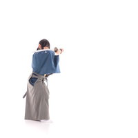 袴姿で刀を構え直す剣士の居合抜刀の動作の写真