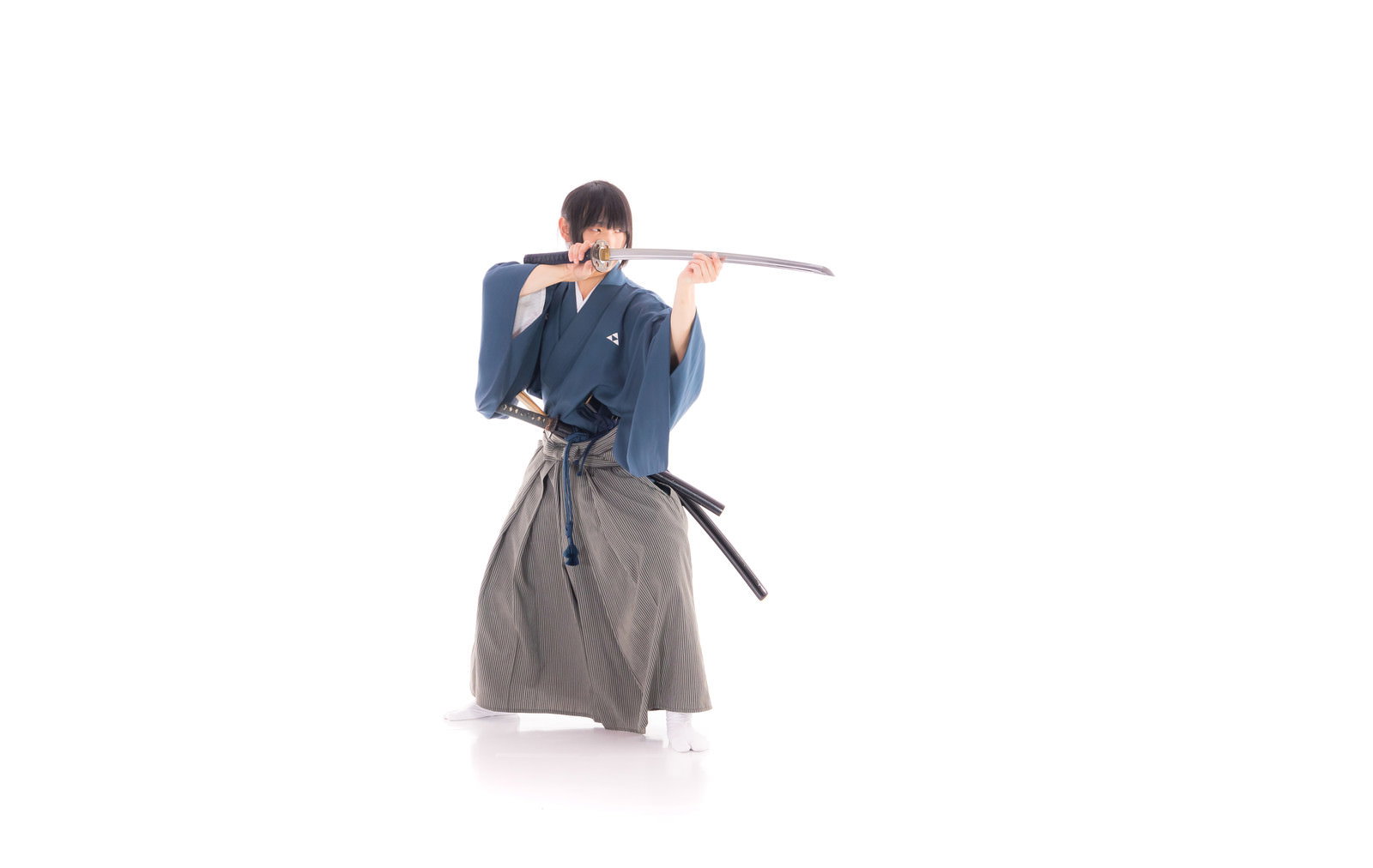 青い着物と灰色の袴を着た侍が日本刀で突きの技を決めているポーズ［モデル：まーこ］