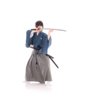 青い着物姿の侍が一突きで仕留める居合抜刀の瞬間の写真