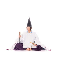 白い狩衣を着て日本刀を抜く男性の抜刀ポートレートの写真