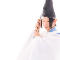 白い狩衣で太刀を抜刀し構える男性の写真