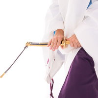 毛抜形太刀の柄に手をかける狩衣姿の男性武士の写真