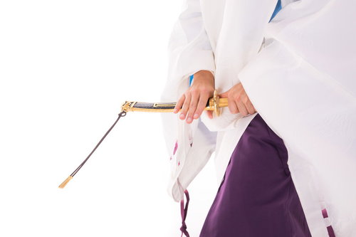 毛抜形太刀の柄に手をかける狩衣姿の男性武士