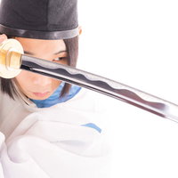 白い狩衣を身にまとい太刀を構え剣先を見つめる剣士の写真