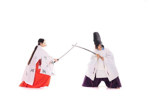 狐巫女と一騎打ちで戦う陰陽師