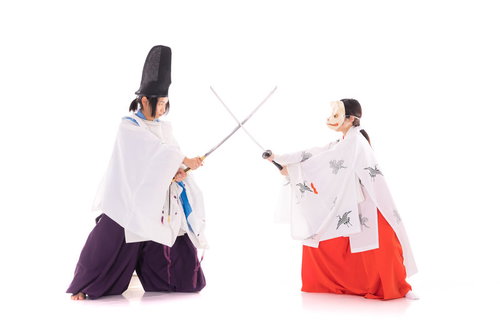 陰陽師の威圧感に腰が引ける巫女