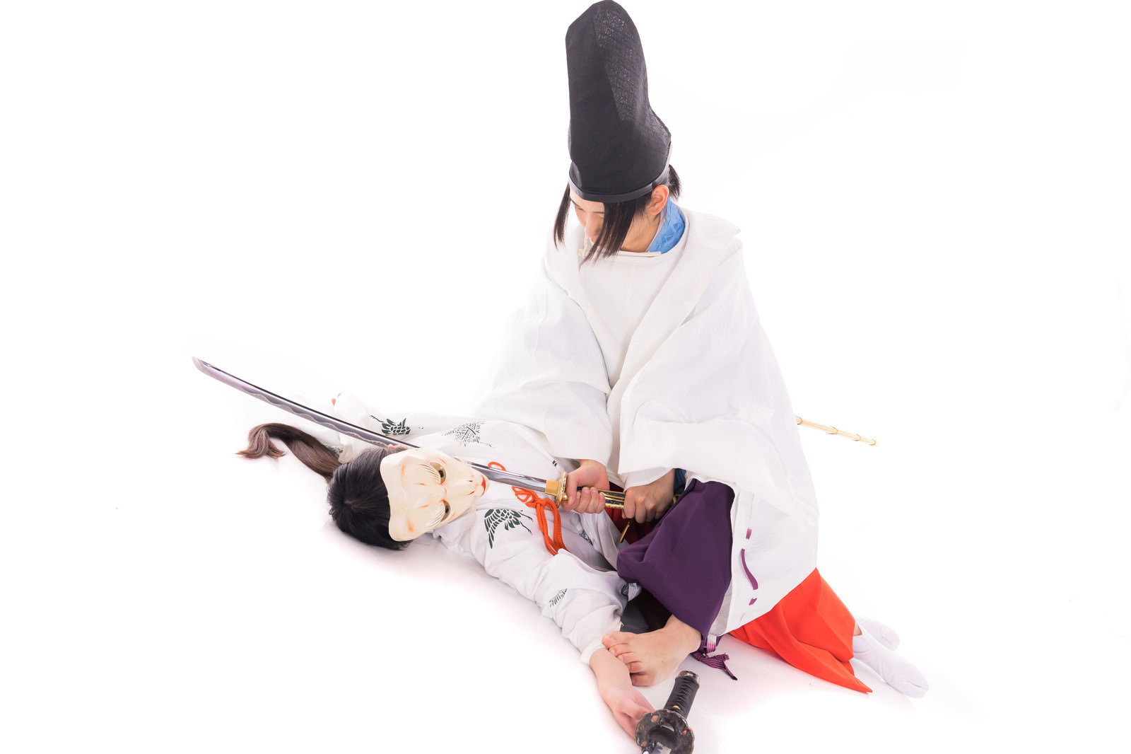 白い狩衣の陰陽師が日本刀を構える［モデル：まーこ 緋真煉］