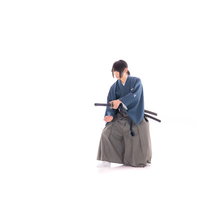 青い着物の侍による日本刀の抜刀の構えと戦闘態勢の写真