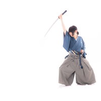 青い着物を着た侍が太刀を斬りあげるアクションポーズの写真