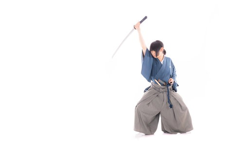 青い着物を着た侍が太刀を斬りあげるアクションポーズ