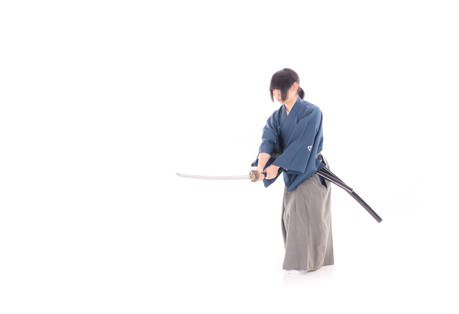 青い着物と袴姿の侍が日本刀を両手で握り振り下ろすポーズ