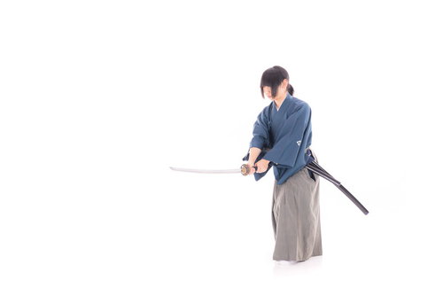 青い着物姿で刀を振り下ろす侍の抜刀ポーズ