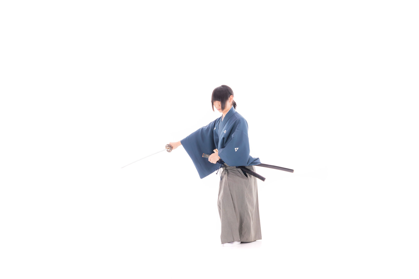 青い着物を着た男性剣士が日本刀を構えている様子［モデル：まーこ］