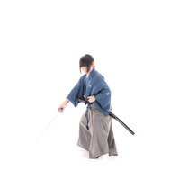 斬（ザン）を決める刀を構える袴姿の侍の抜刀の写真