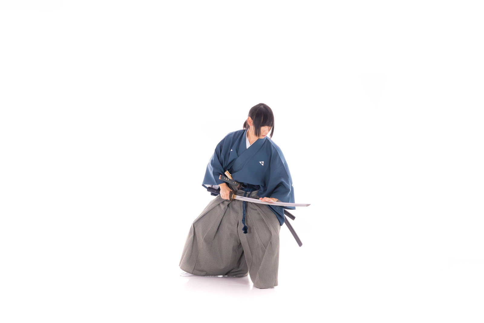 袴姿の侍が正座で刀を前方に構えている神無突きの姿勢［モデル：まーこ］