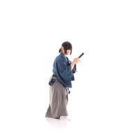 青い着物の侍が逆手で納刀する動作と刀身の位置の写真
