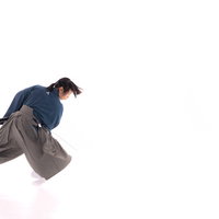 グレーの着物で振り向きざまに日本刀で斬る侍の動きの写真