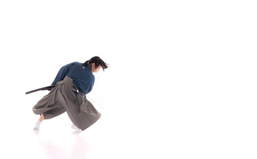 グレーの着物で振り向きざまに日本刀で斬る侍の動き