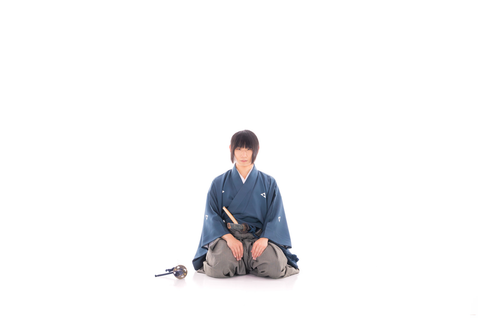 正座して刀を構える侍の男性［モデル：まーこ］