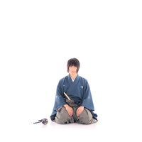 正座して刀を構える侍の居合のポーズの写真