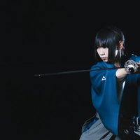 夜戦に挑む剣士の太刀抜刀～暗がりでの緊迫した剣戟の写真