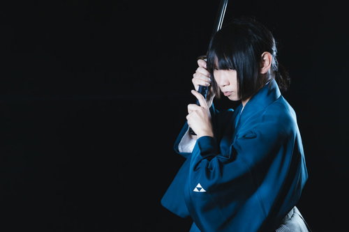 八草の構えで太刀を構える侍の武士の抜刀姿勢