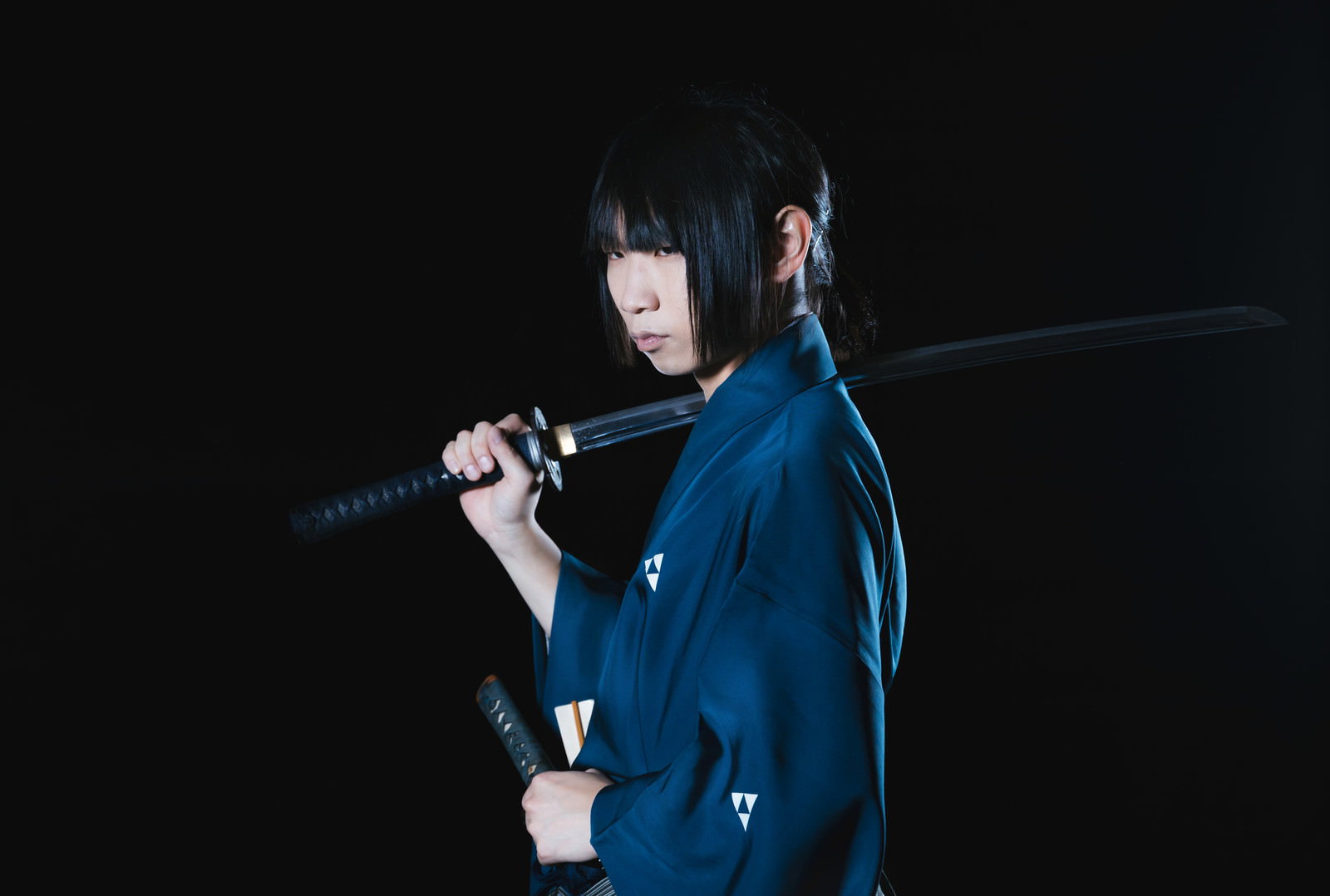 黒背景で刀を担ぐ女侍［モデル：まーこ］