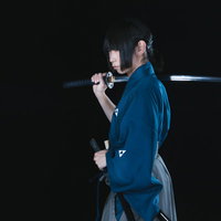 また、つまらぬものを斬ってしまった～青い袴の侍が日本刀を抜刀の写真