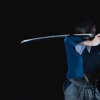 暗闇で日本刀を抜く袴姿の侍が闇討ちを仕掛ける瞬間の写真