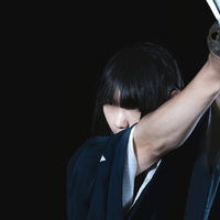 敵を斬り上げる武士の抜刀の瞬間、黒背景での迫力あるアクション写真の写真