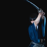 黒いスタジオで抜刀する女侍の写真