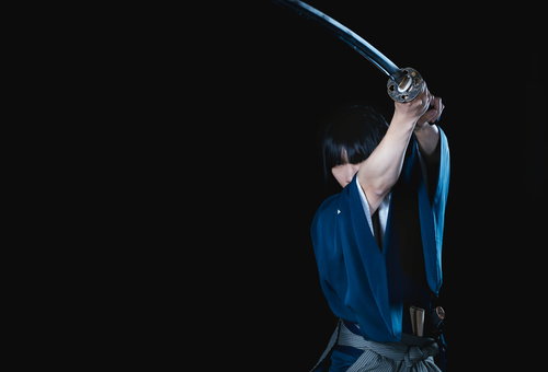 黒いスタジオで抜刀する女侍