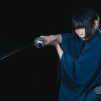 暗闇の中で日本刀を抜く侍の一瞬、緊迫した戦闘シーンの写真