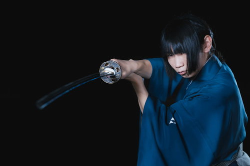 いざ、尋常に勝負。刀を抜く剣士の居合抜刀