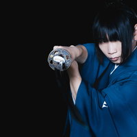 オレの間合いに入ったら斬るぜ、青い着物の侍の写真