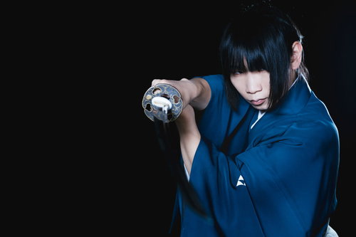 オレの間合いに入ったら斬るぜ、青い着物の侍